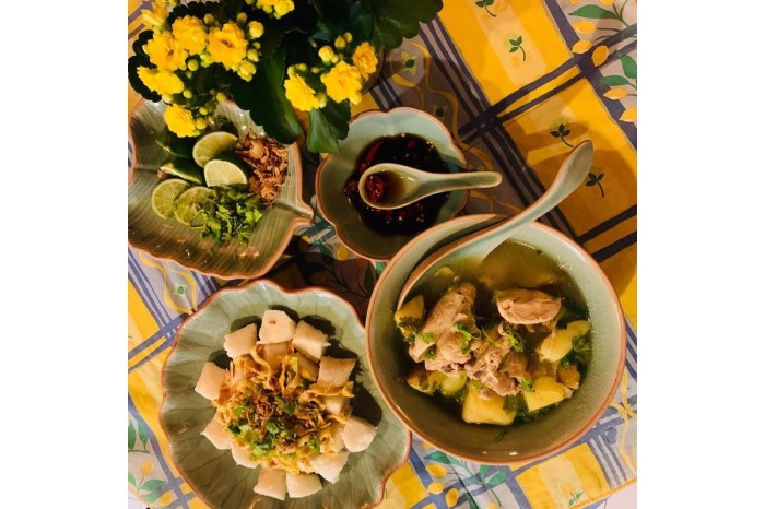 <em><a href="/assets/f08d886d-69eb-48f0-9b3c-c4c3b12988e2/Soto Banjar.jpg"><em>Selada </em><span>or<em> Soto Banjar</em> and its various condiments</span></a></em>